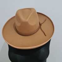 Brązowy kapelusz z ozdobnym rzemykiem