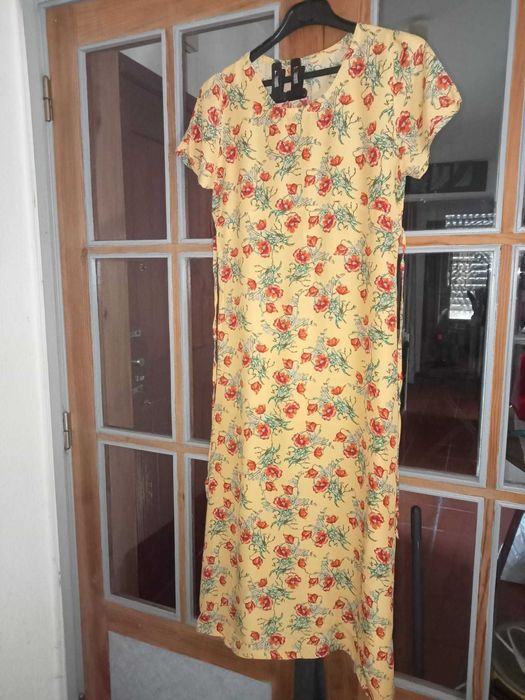 Vestido amarelo com flores vermelhas