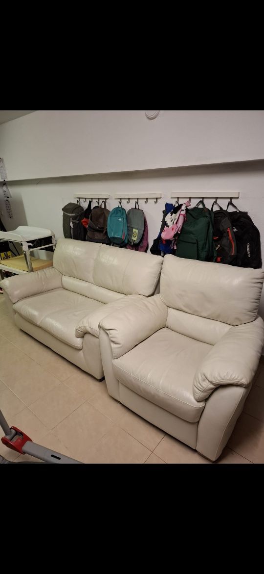 Conjunto de sofa e poltrona em Pele branco/beje