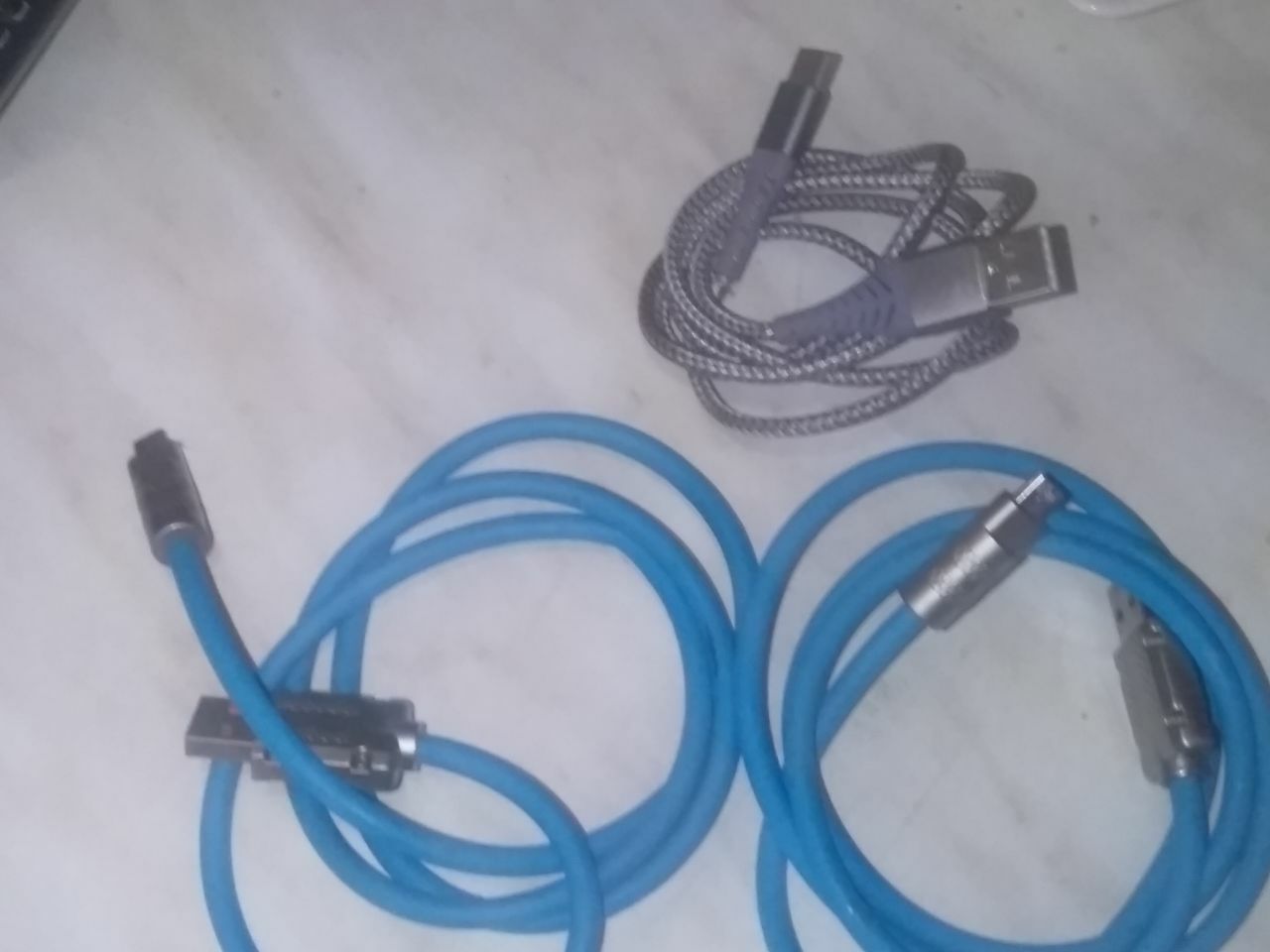 Продам три кабеля для зарядки телефона