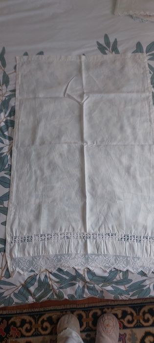 Cortina em linho e renda.