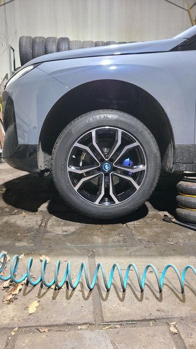 Комплект коліс dezent 235 60 r20 continental , від bmw ix i20 
Contine