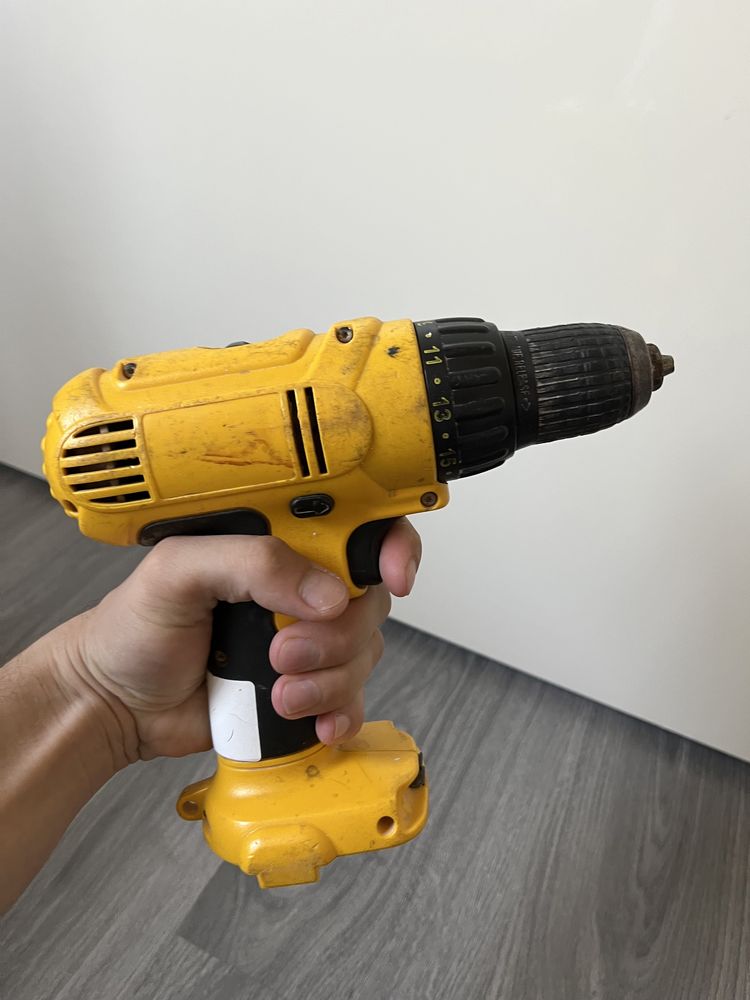 Шуруповерт Dewalt 12 V без комплекту