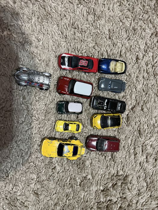 Машинки моделі різні