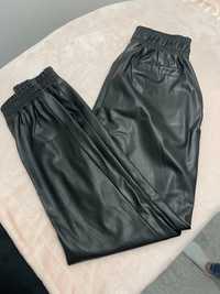 Czarne skórzane spodnie na gumkę