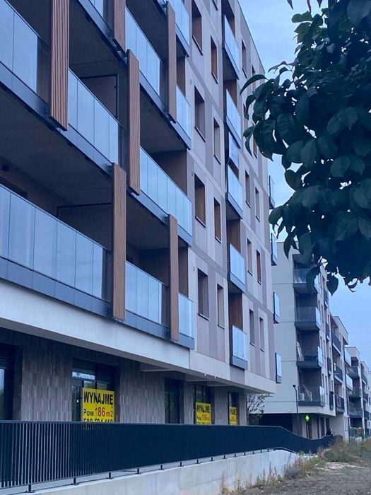 Wynajmę lokal użytkowy 130 m2 Al. Polski Waczącej z parkingiem