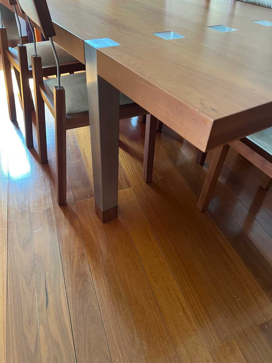 Mesa e cadeiras em madeira de cerejeira