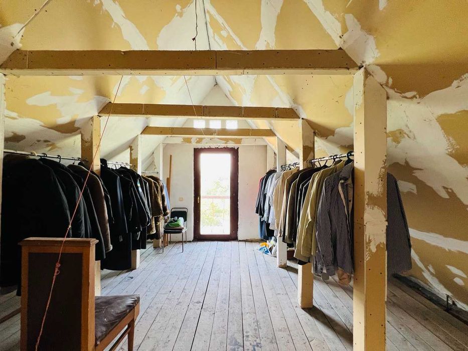 Добротний будинок поруч з озером та дубовим гаєм.Гараж,баня,підвал;газ