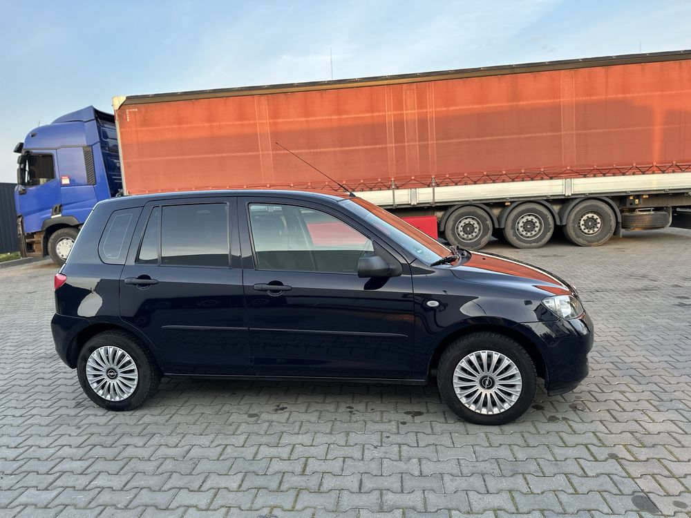 Mazda   (Машина в дуже гарному стані)
