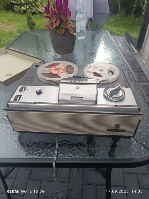 PRL Mega stary magnetofon szpulowy Grundig.