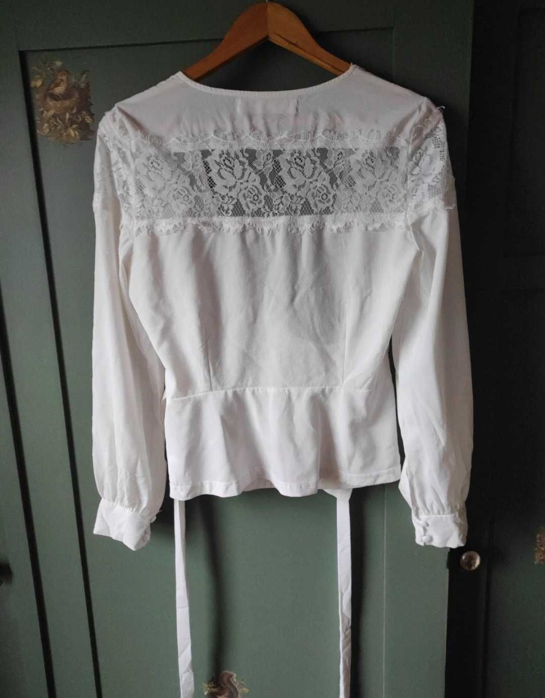 Biała koszula kopertowa koronka z baskinką