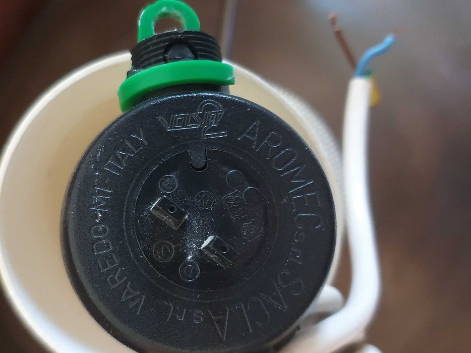 Belo Candeeiro de teto em bronze e vidro, com 57cm de envergadura