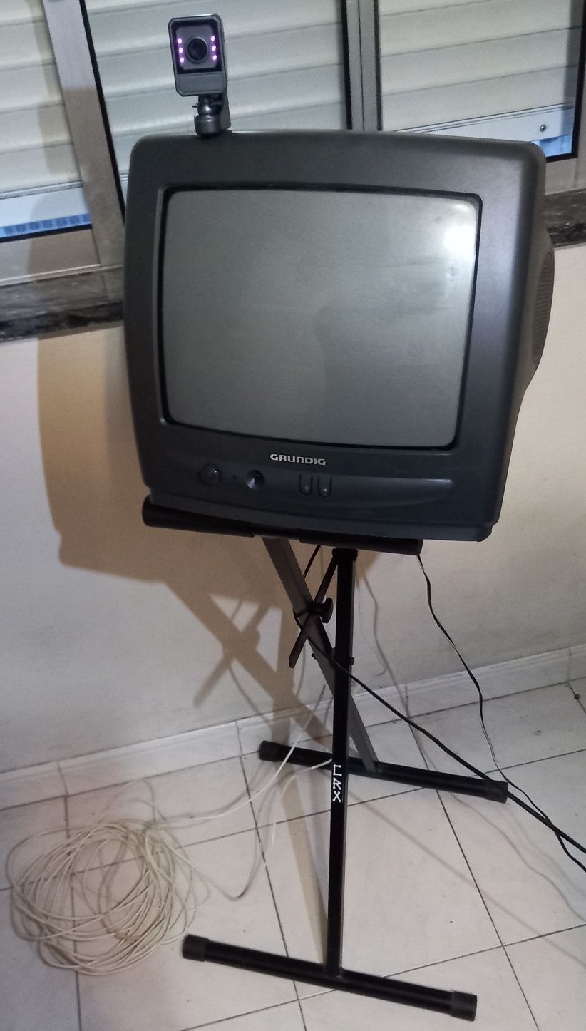 Câmara de vigilância com televisão analógica