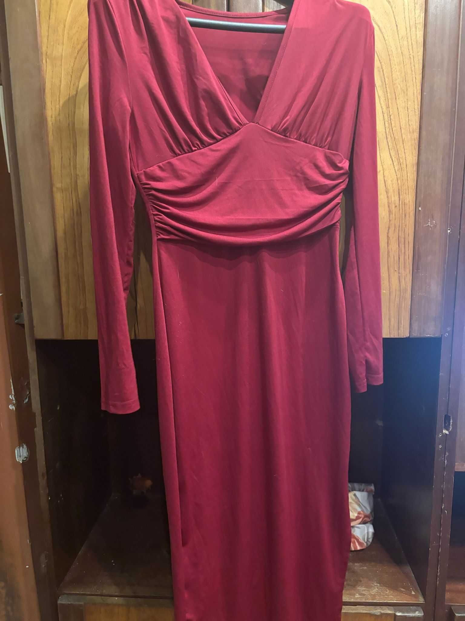 varia roupas de homem e mulher