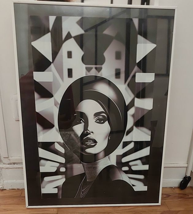 Quadro moderno em preto e branco. Com vidro e moldura de metal.