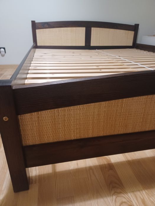 Łóżko drewniane do sypialni