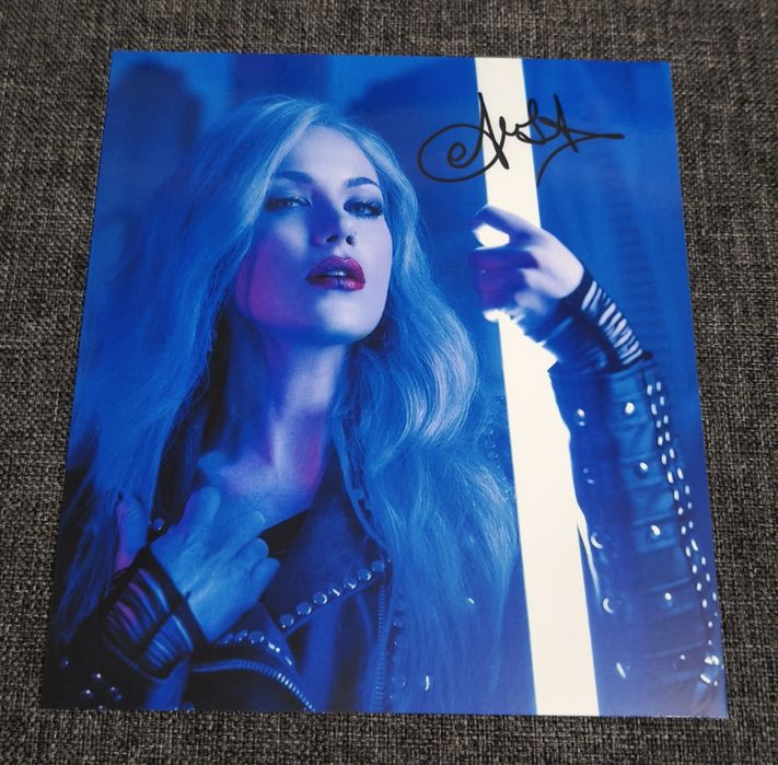 Автограф вокалистки группы Arch Enemy. Alissa White-Gluz + медиаторы.