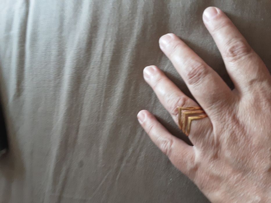 Colar novo com pedras, muito bonito em tons de rosa e roxo e anel