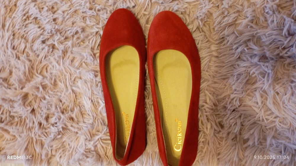 Czerwone, zamszowe baleriny