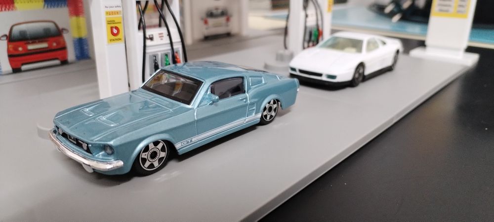 Miniaturas 1/43 Ford Mustang e Ferrari