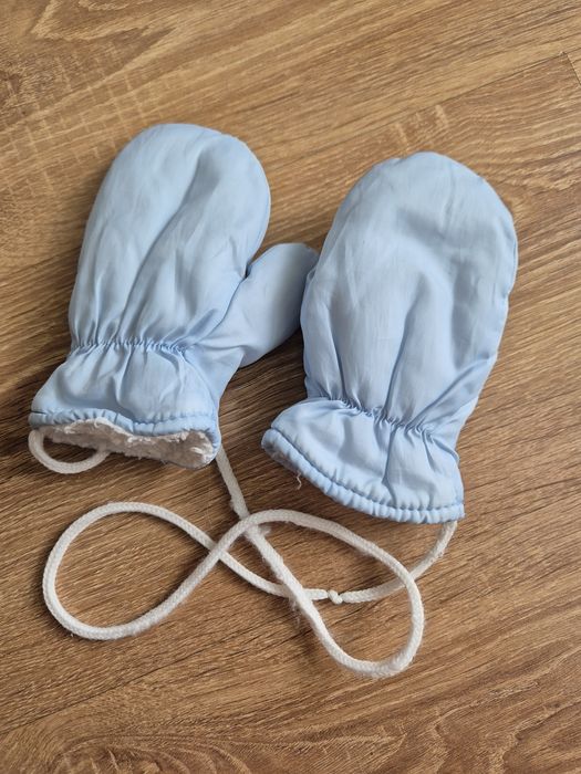 Błękitne rękawiczki na sznurku