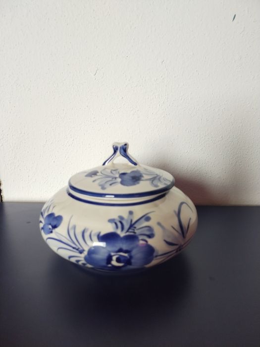 Caixa redonda de porcelana