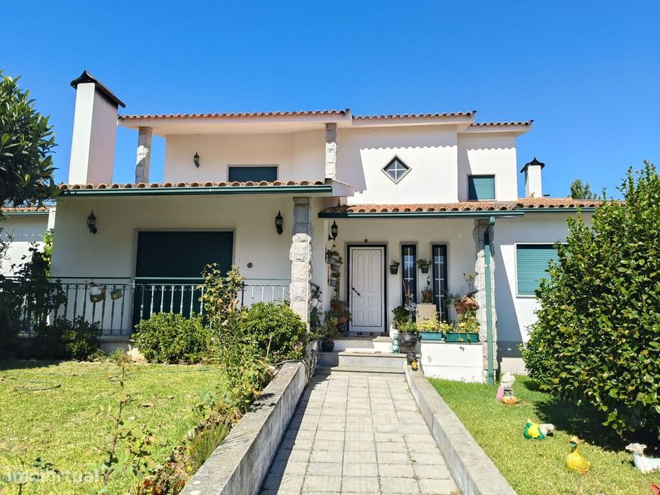 Moradia T5 com garagem, terreno e furo de água, Côja.