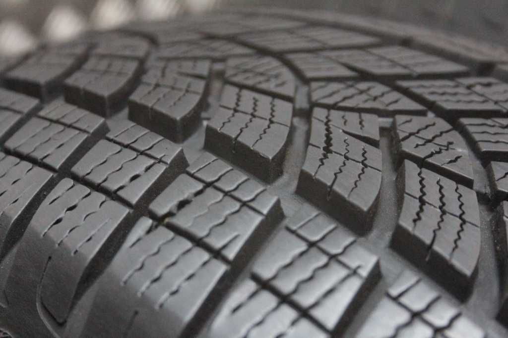 V215/65/17 Goodyear Ultra Grip Performnce SUV 215/65 R17 99V