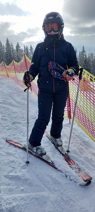 Продам жіночий лижний костюм.