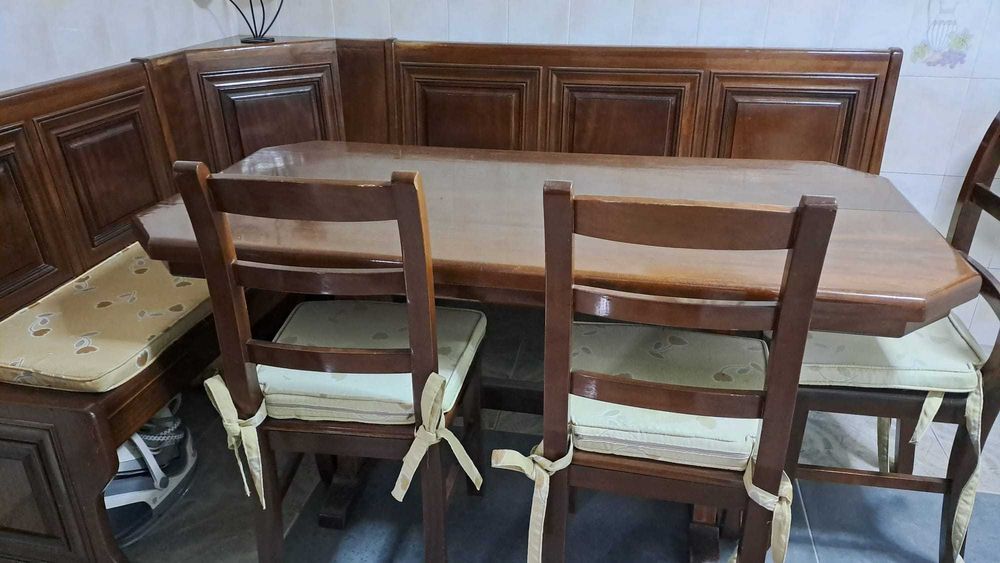 Mesa de cozinha com banco em forma de canto