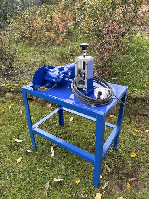 Korowarka do kabli elektrycznych , odizolowywacz na 230 V