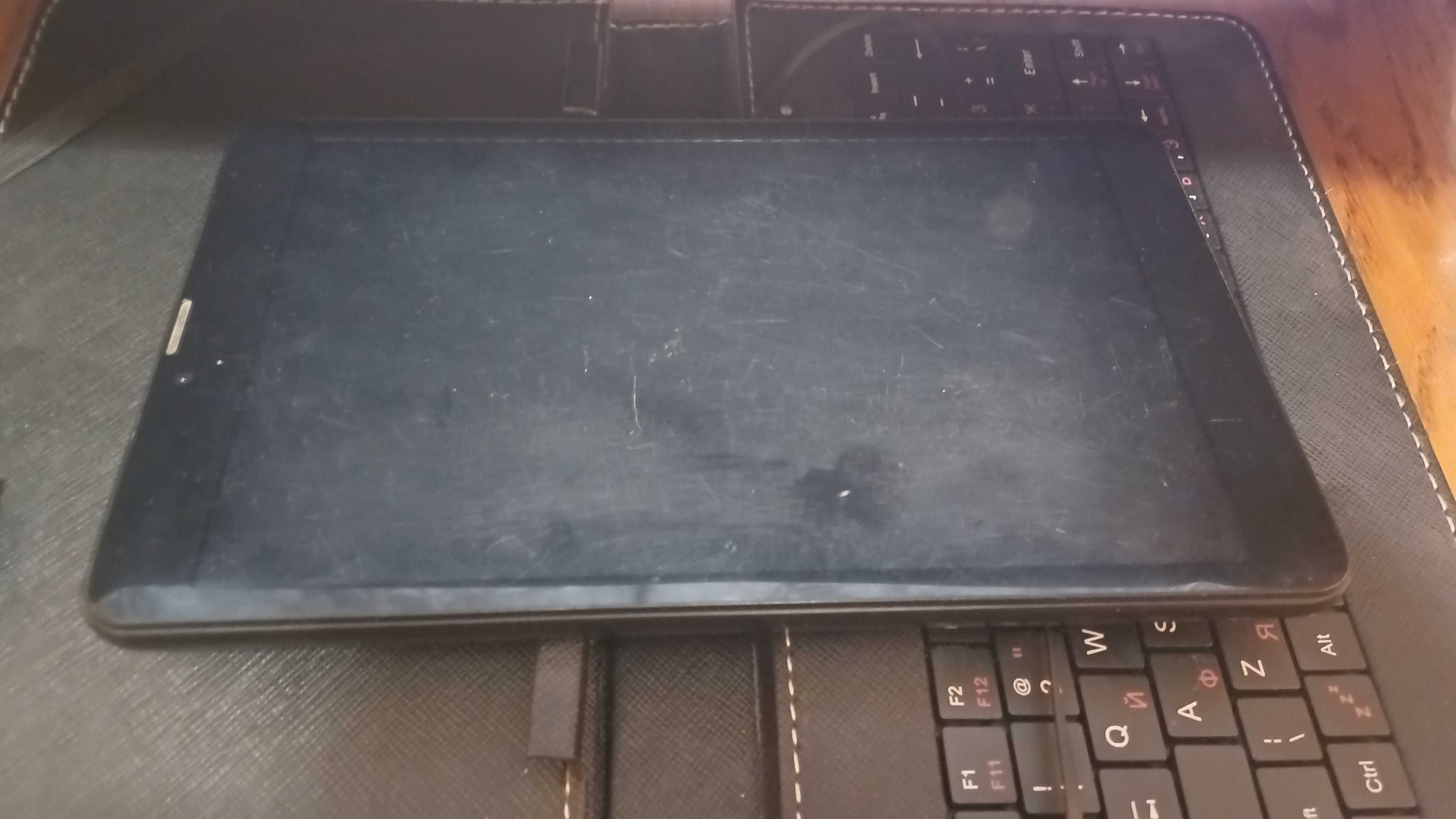 Планшет Bravis NB851 8" 3G Black з чохлом в робочому стані