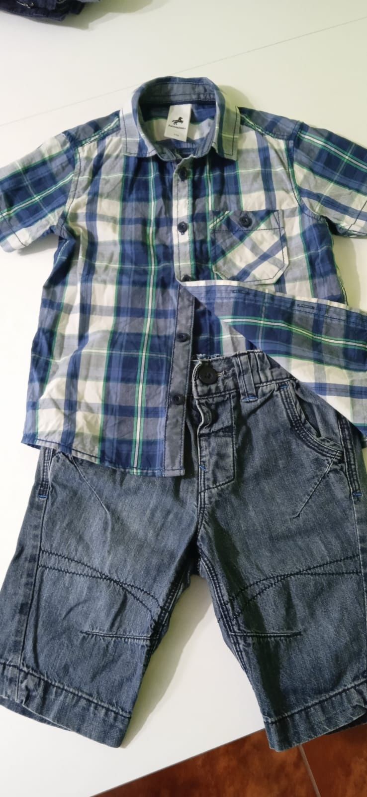 Krótkie spodenki jeansowe oraz koszula krótki rękaw