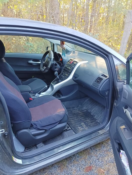 Toyota         auris,          2010