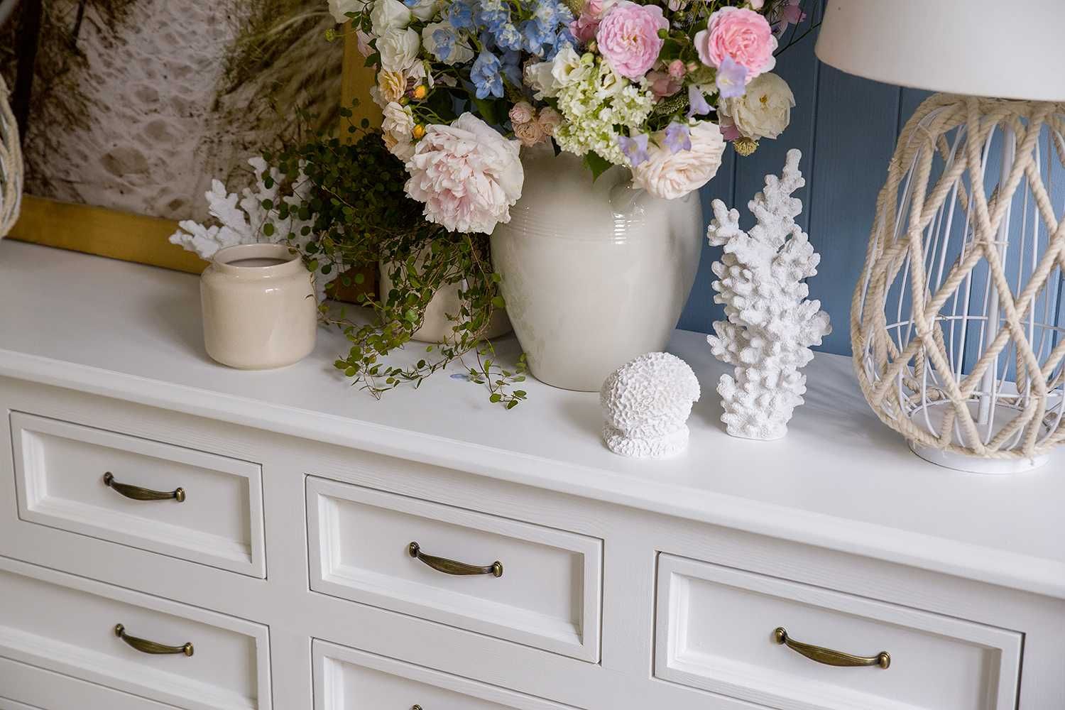Biała komoda z szufladami w stylu shabby chic do sypialni