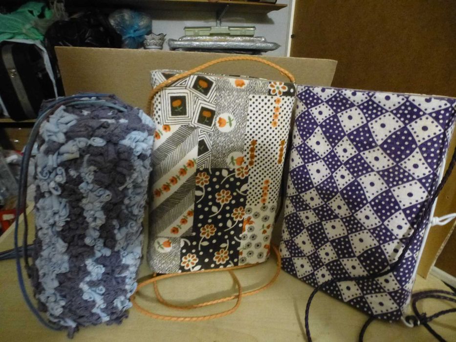 3 carteiras em madeira-balsa