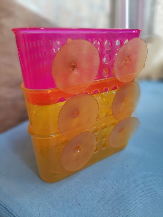 Полки пластмасові для ванної кімнати на липучках.