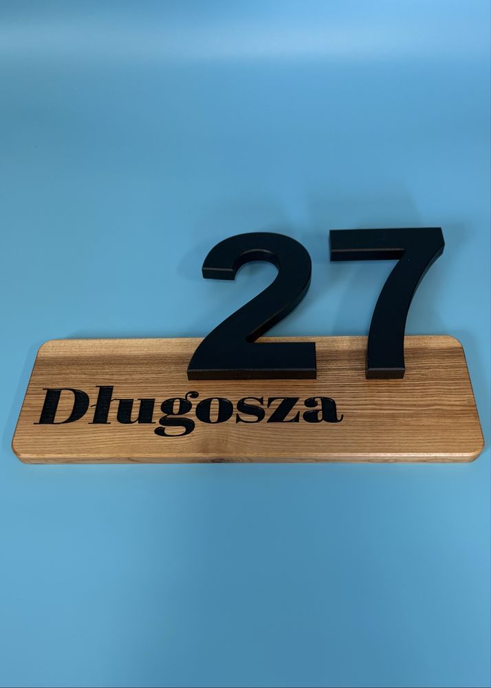 Deska tabliczka z numerem domu i nazwą ulicy