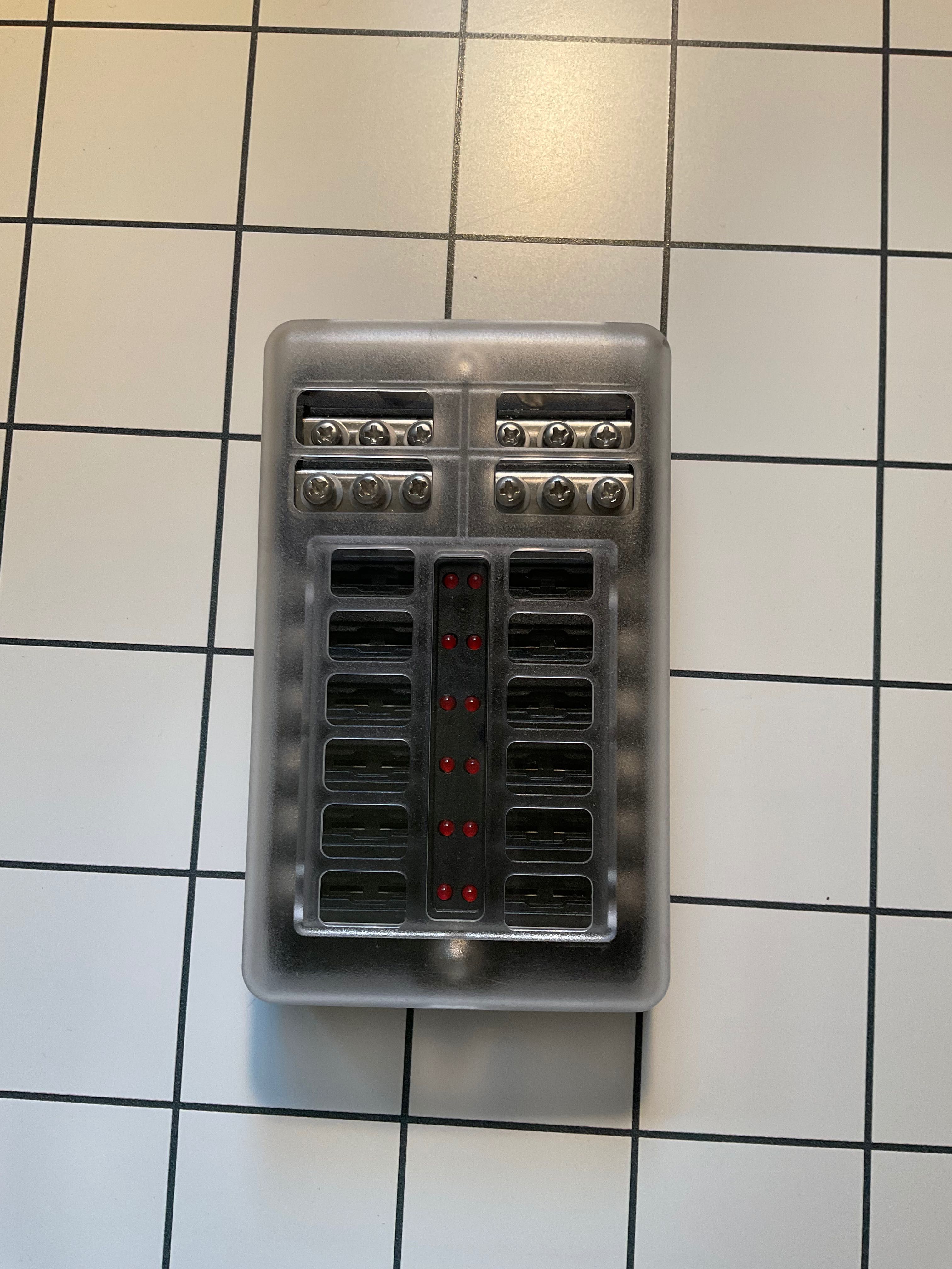 Nowa skrzynka - obudowa bezpieczników FB-12 z LED