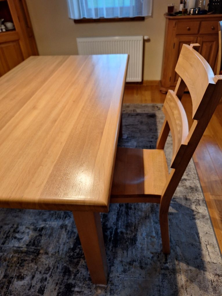 Stół z litego drewna dąb + nogi olcha. 6 krzeseł + stolik kawowy.
