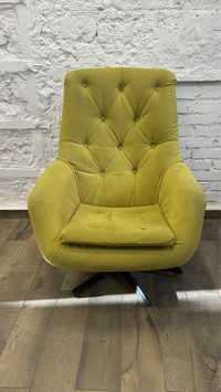 Мягкое кресло желтого цвета