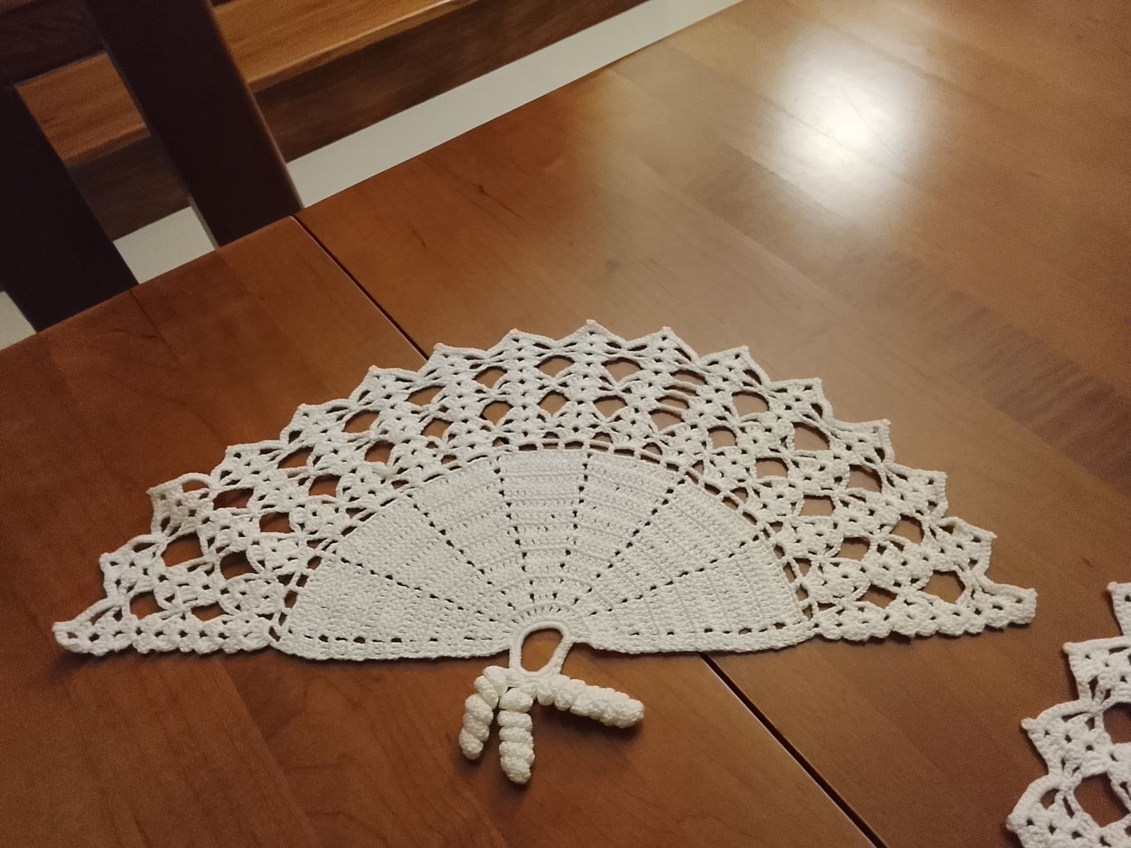 Conjunto de quatro naperons em forma de leque
