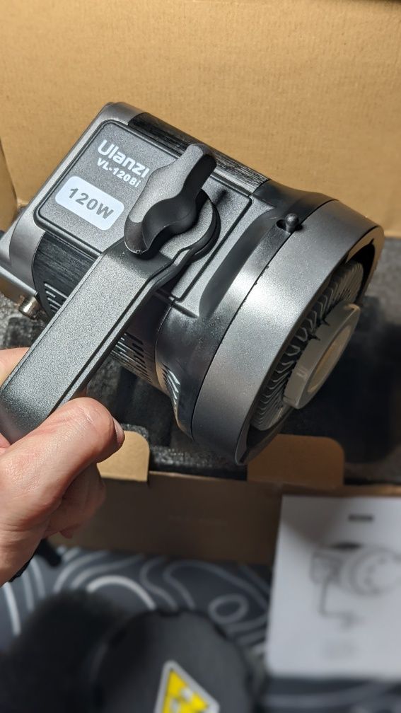 Ulanzi VL‑120Bi – 120W Біколірне студійне світло з кріпленням V‑mount
