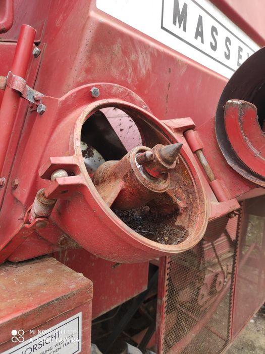Obudowa żeliwo wysypu zboża Massey Ferguson 186,187,487,506,206,440