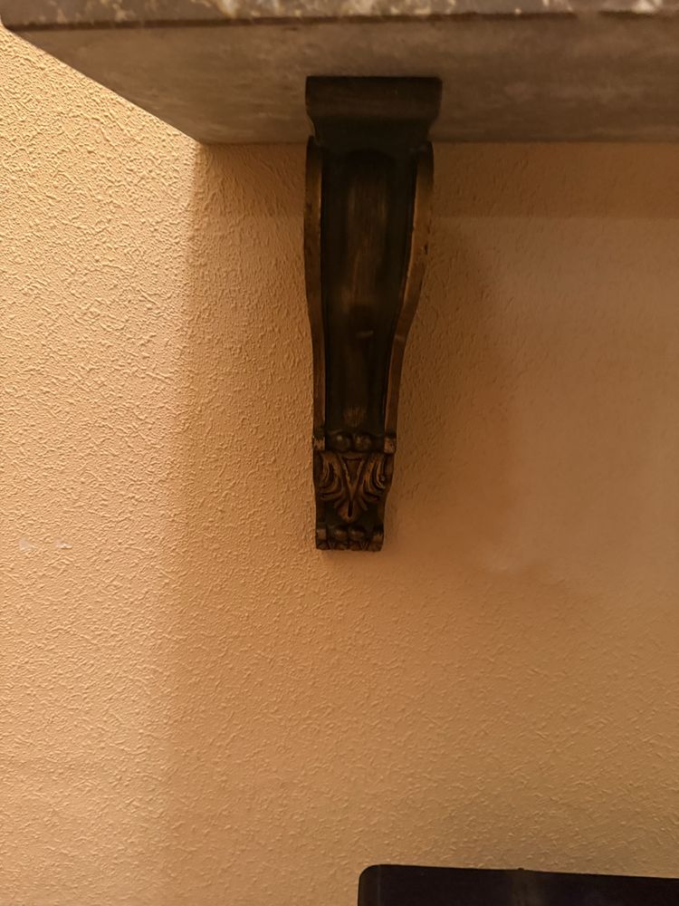 Espelho dourado antigo e prateleira de marmore