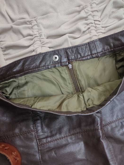 Skórzana brązowa prosta spódnica do kolan porządnie wykonana ze skóry