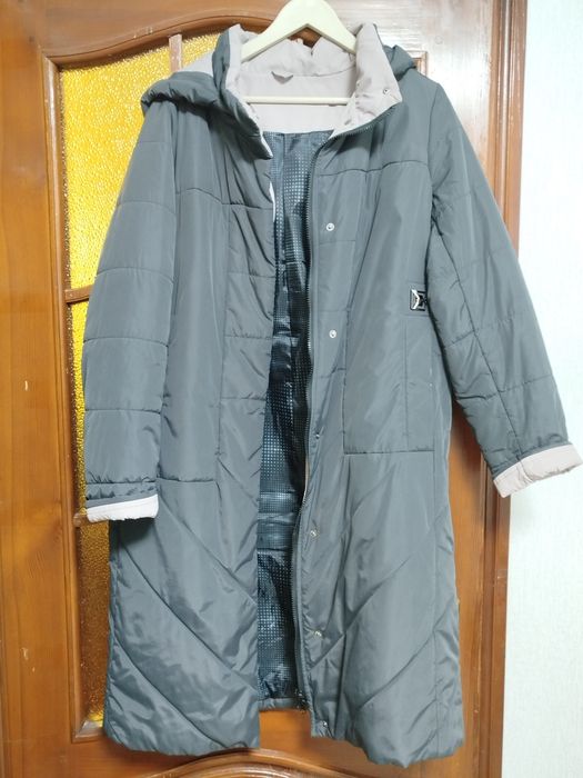 Осіння жіноча довга сіра куртка