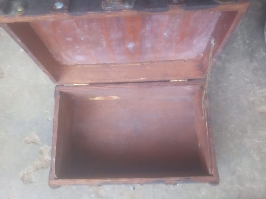 Baú antigo de madeira