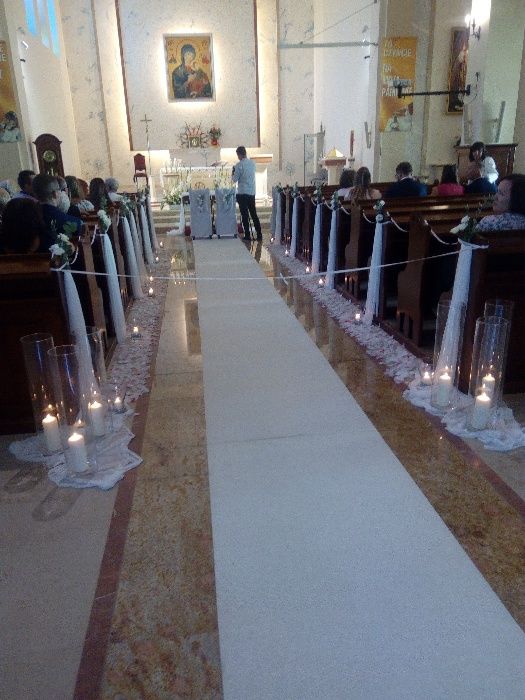 Dekoracje kościoła na ślub, biały i czerwony dywan, ścianka, tło