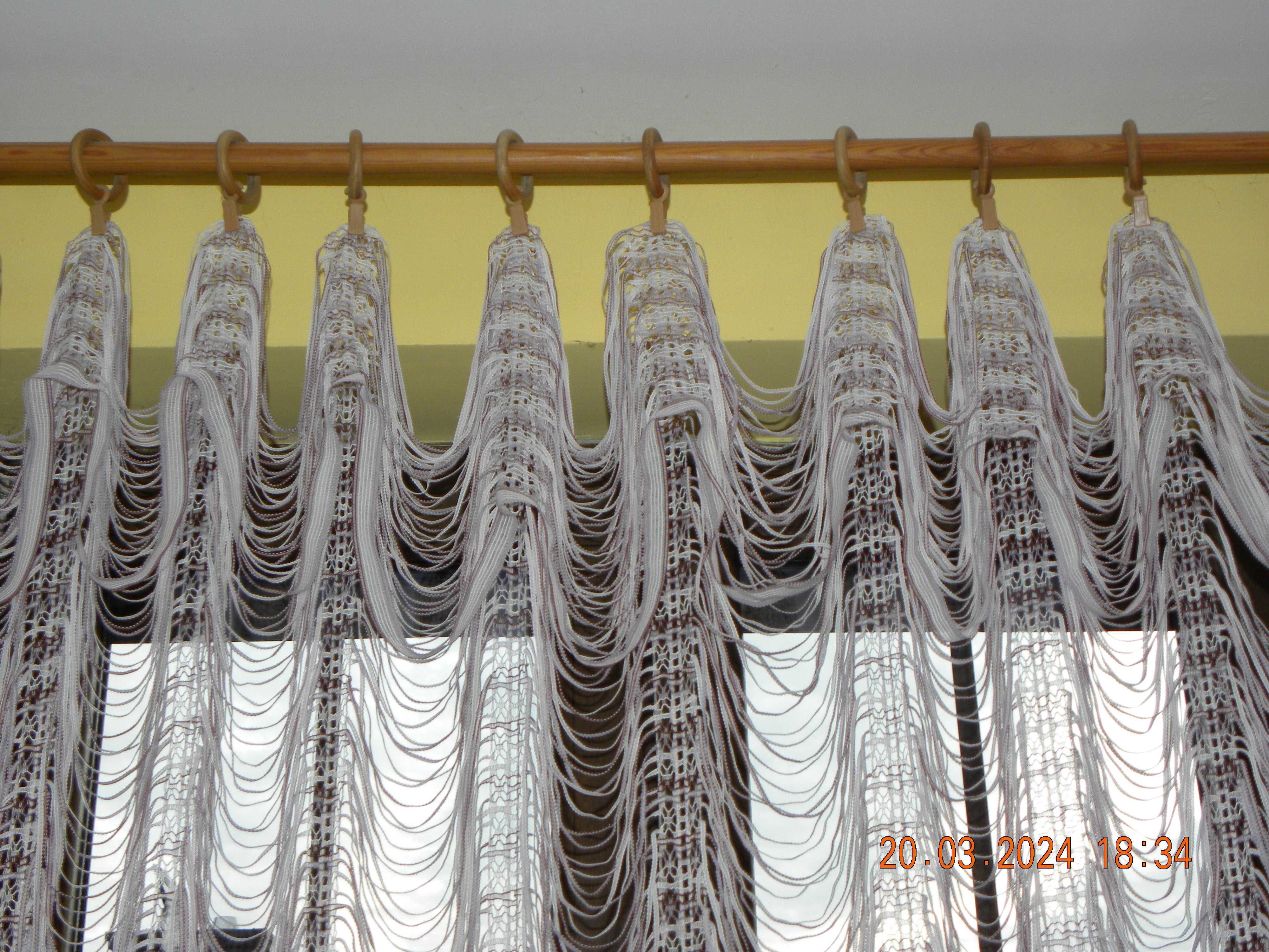 Dwukolorowa firana do zawieszania na żabkach; szer. 550 cm.